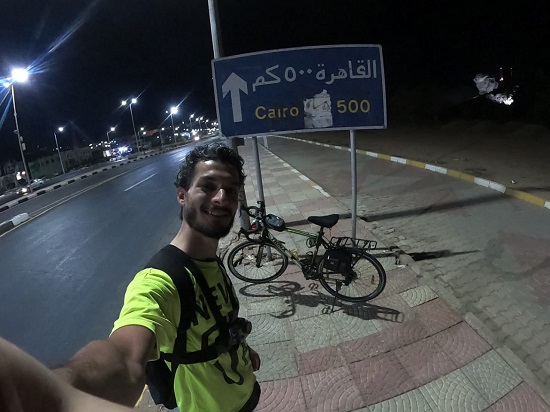 شاب يقوم برحلة من القاهرة لدهب على دراجته (14)
