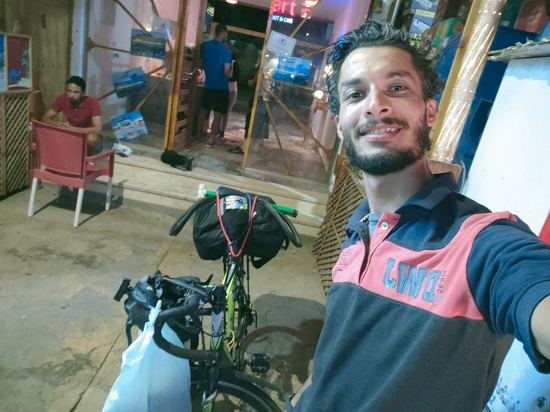 شاب يقوم برحلة من القاهرة لدهب على دراجته (5)