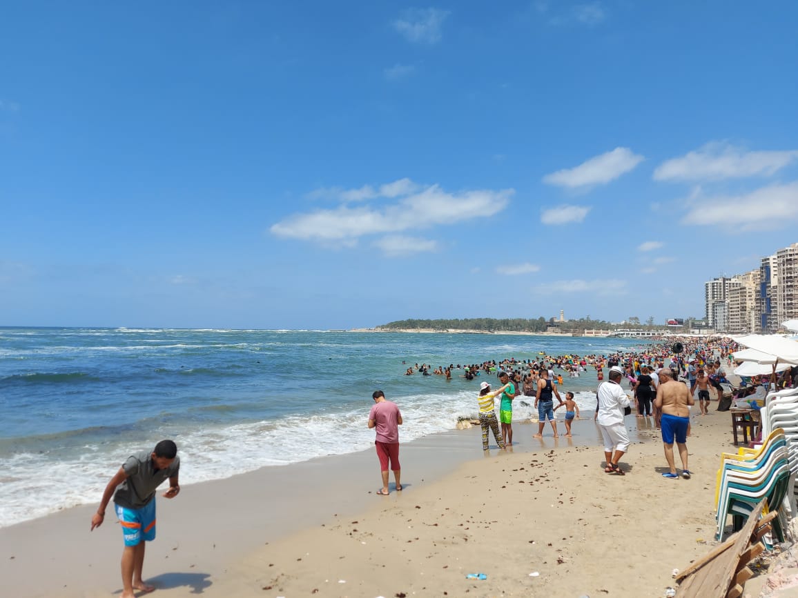 اقبال كبير من المصطافين على شواطئ الإسكندرية (12)
