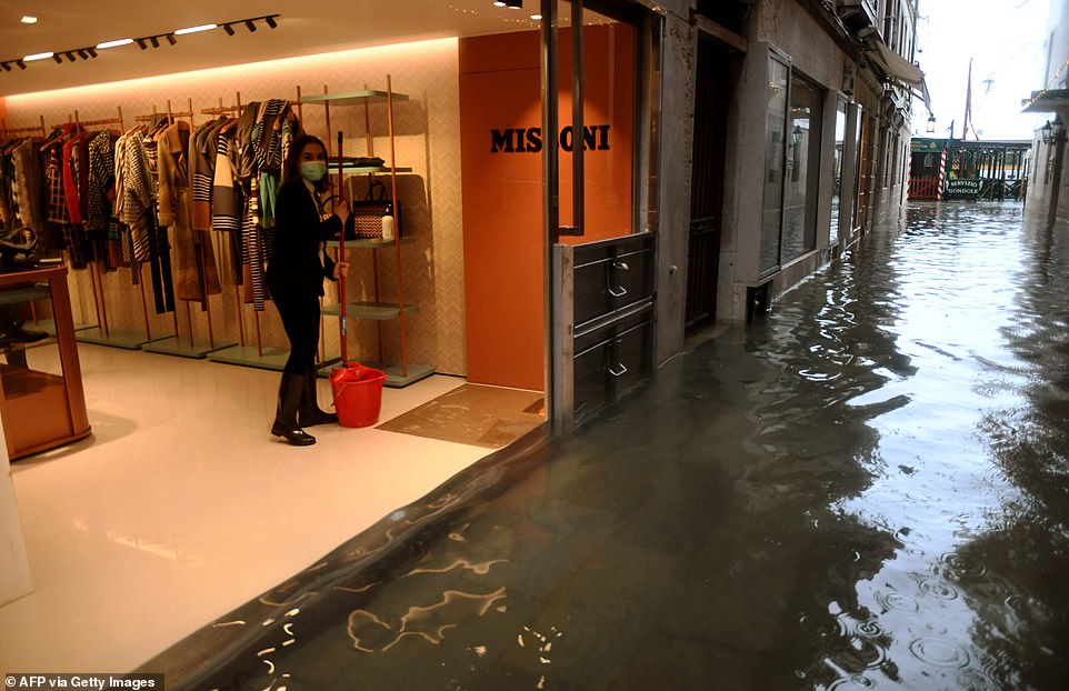 مياه الفيضانات تحيط بمدخل محل تجارى بمدينة البندقية الإيطالية