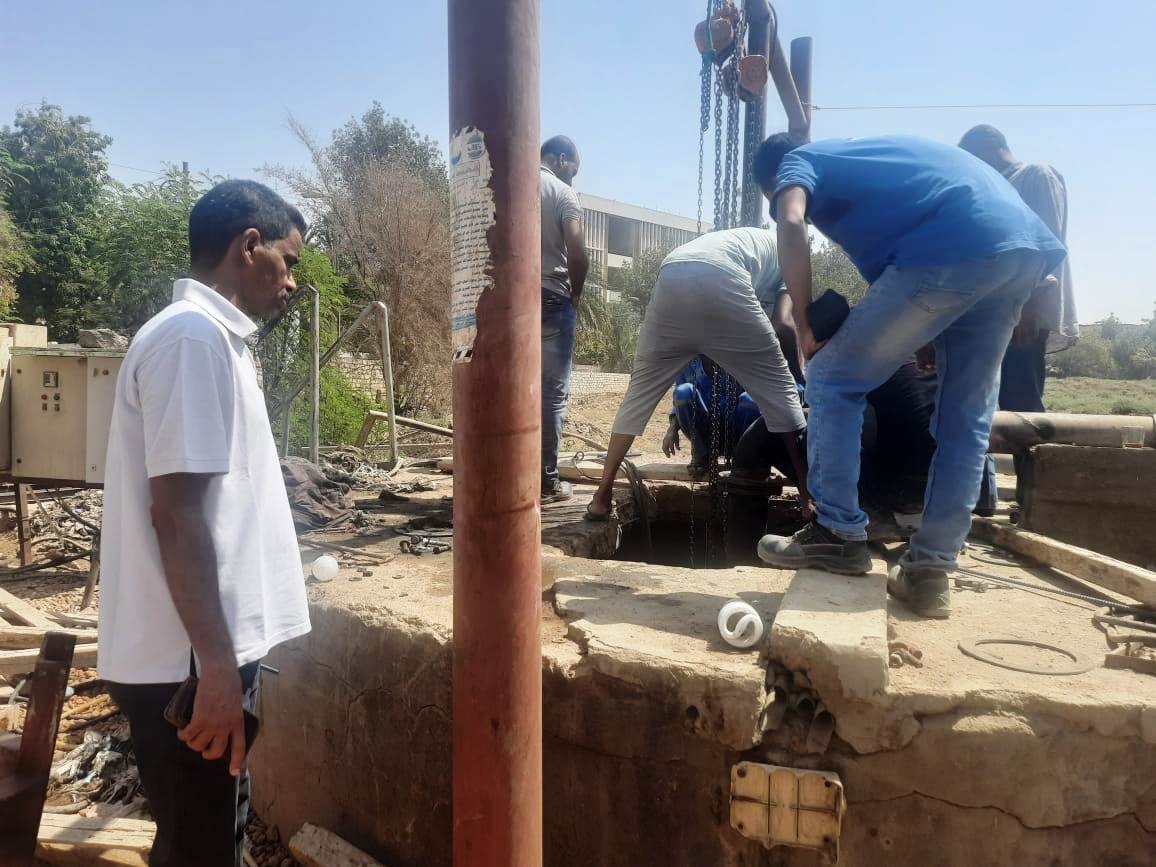 إنهاء مشكلة الصرف الصحى فى قرية العطوانى بأسوان (4)