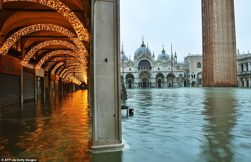 غرق مدينة البندقية الإيطالية بمياه الفيضانات