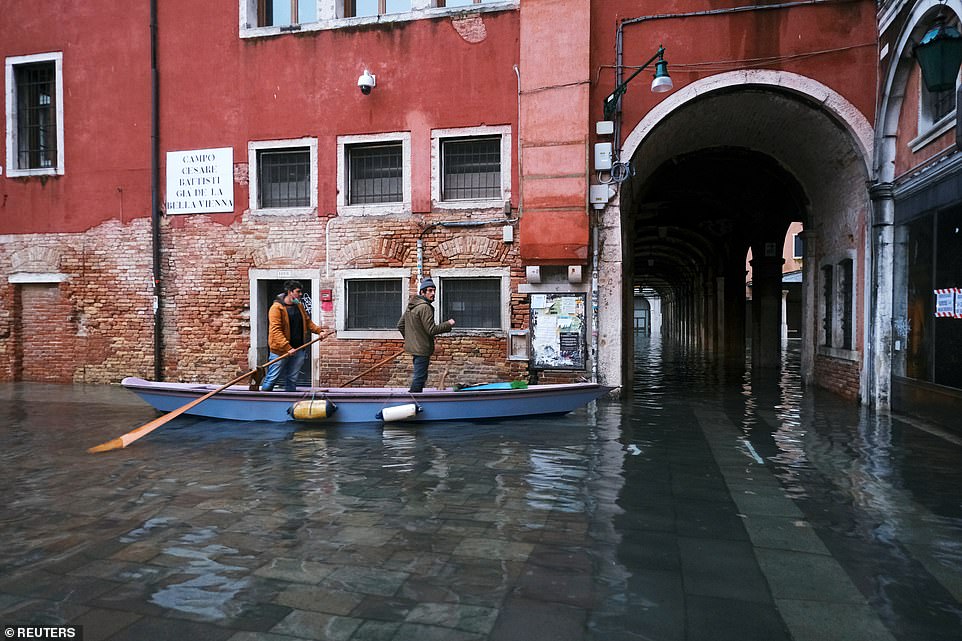 مركب صغير للتجول بشوارع مدينة البندقية الغارقة فى مياه الفيضان