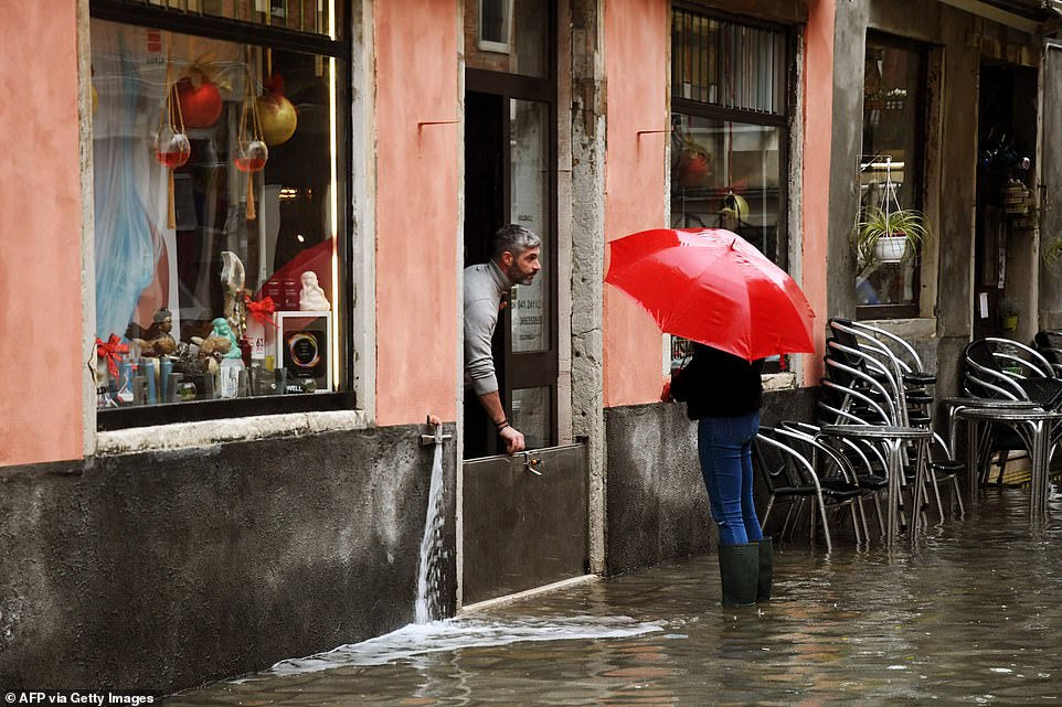 مياه الفيضانات تؤثر على الحياة فى مدينة البندقية الإيطالية
