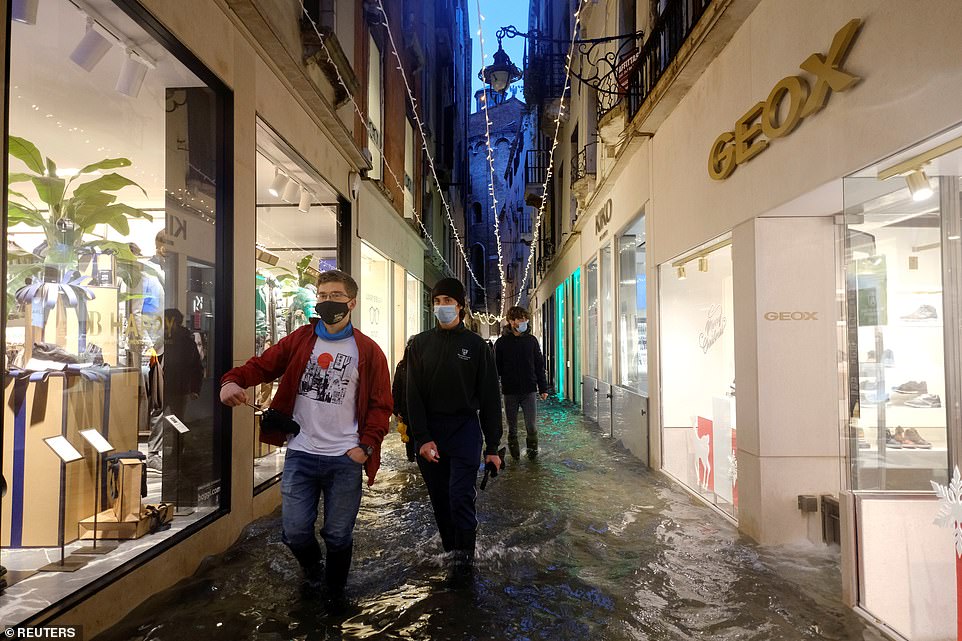 مياه الفيضانات تغرق الأزقة بمدينة البندقية الإيطالية