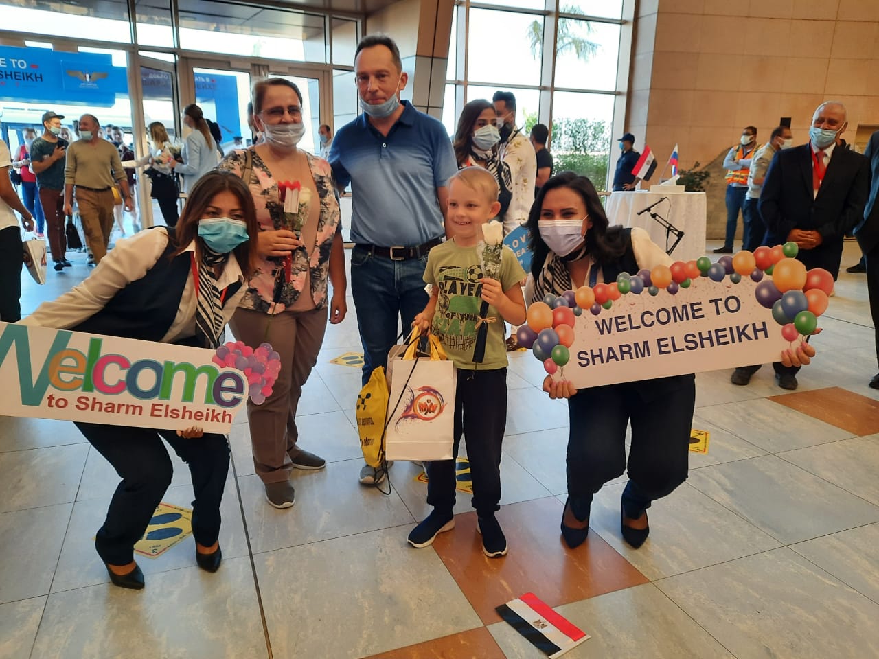 180881-مطار-شرم-الشيخ-الدولى-يستقبل-أولى-الرحلات-الجوية-الروسية-على-(1)