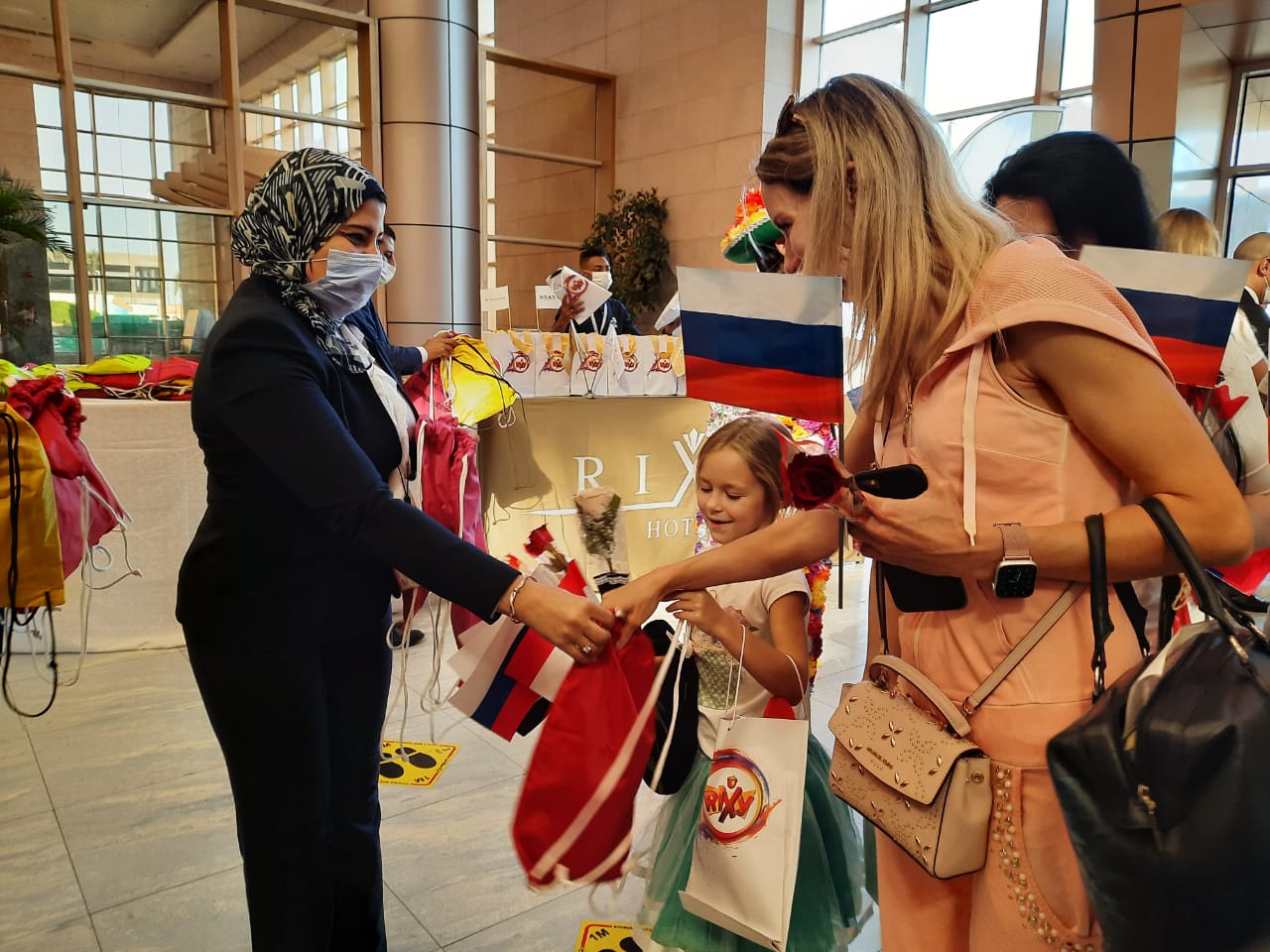 181673-مطار-شرم-الشيخ-الدولى-يستقبل-أولى-الرحلات-الجوية-الروسية-على-(12)