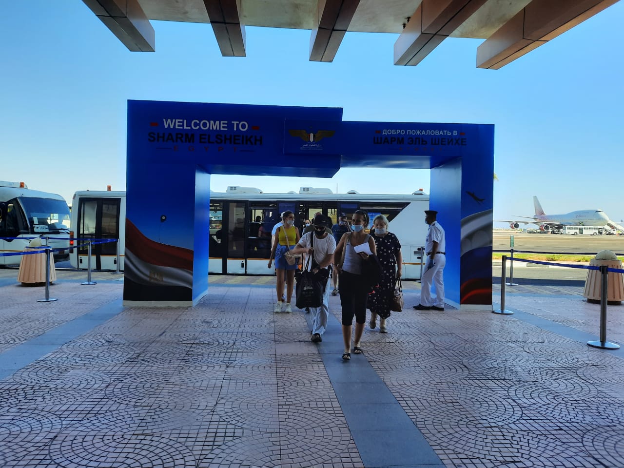 183618-مطار-شرم-الشيخ-الدولى-يستقبل-أولى-الرحلات-الجوية-الروسية-على-(2)