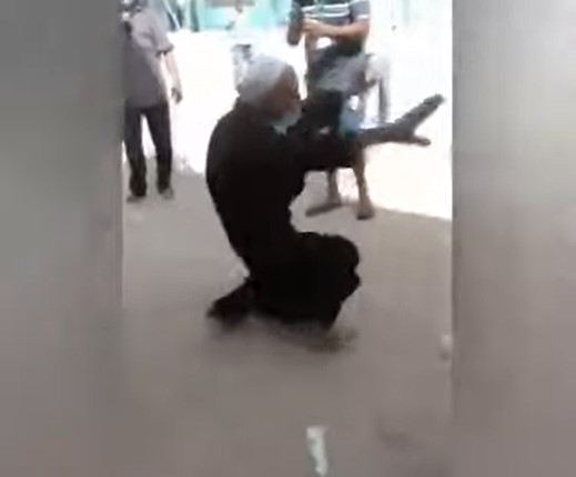 مسن تونسى يرقص بعد تلقي لقاح كورونا