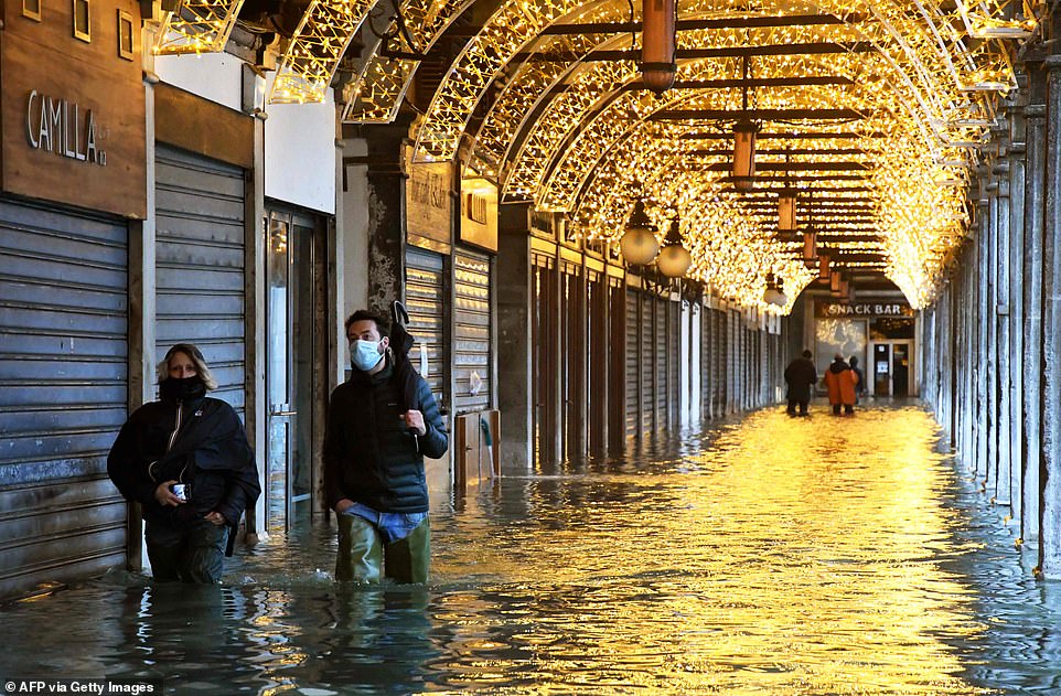 مياه الفيضانات تغرق المحال التجارية فى البندقية
