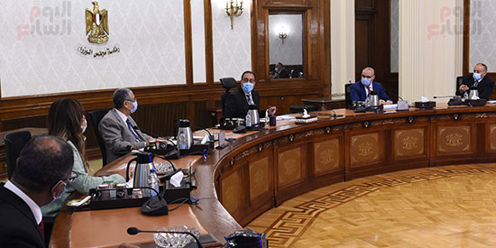 رئيس الوزراء يتابع إجراءات تنفيذ مشروعات تحلية مياه البحر  (4)