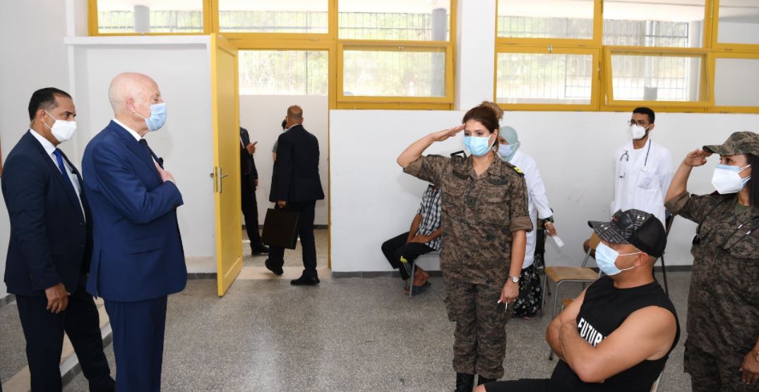 الرئيس التونسي يتابع عملية التطعيم