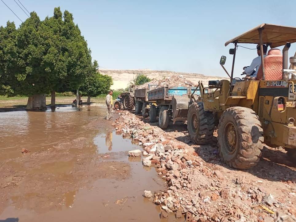 إعادة تأهيل طريق دير القصير fالقوصية بسبب ارتفاع منسوب نهر النيل (5)