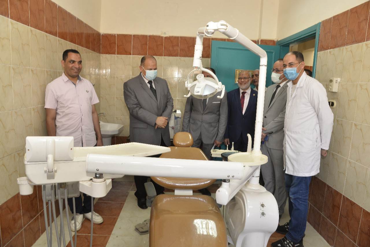 محافظ أسيوط ونائب رئيس جامعة الأزهر يتفقدان سير العمل بالمركز الطبي (6)