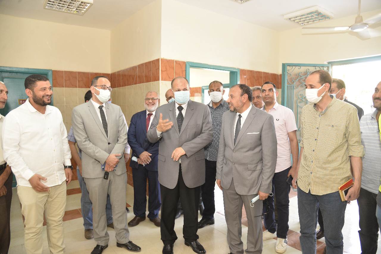 محافظ أسيوط ونائب رئيس جامعة الأزهر يتفقدان سير العمل بالمركز الطبي (2)