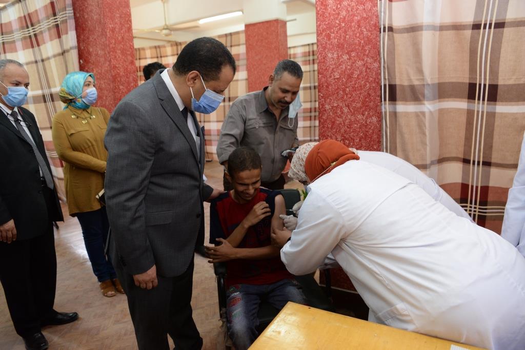 نائب رئيس جامعة اسيوط يتابع تطعيم الطلاب