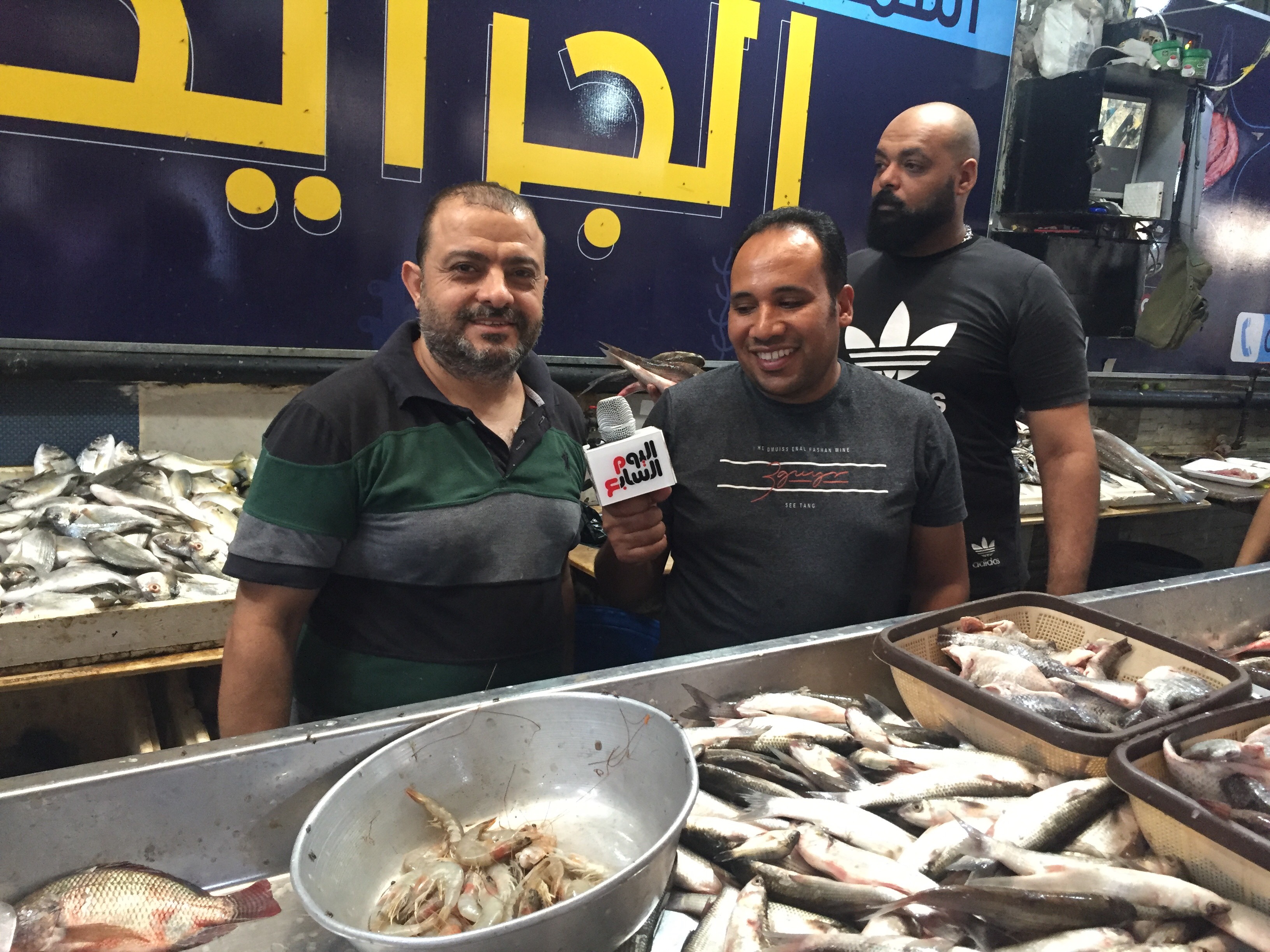 محرر اليوم السابع مع بائعى الأسماك بسوق بورسعيد بالإسماعيلية