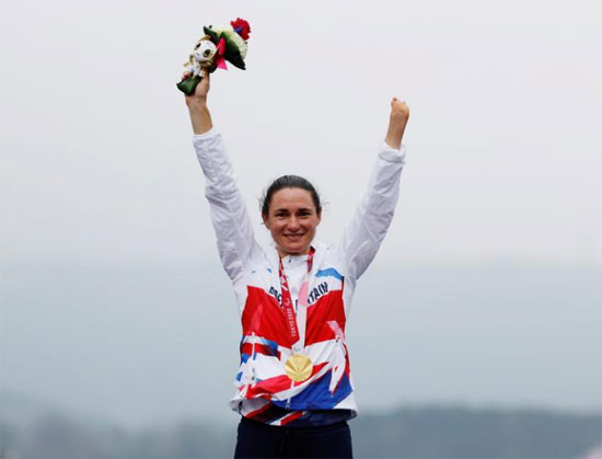 احتفلت بريطانيا الحائزة على الميدالية الذهبية سارة ستوري على منصة التتويج بعد تجربة سباق الدراجات على الطرق للسيدات