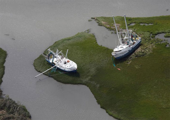 تسرب الوقود من قارب انقلب على طول بايو لافورش في أعقاب إعصار إيدا