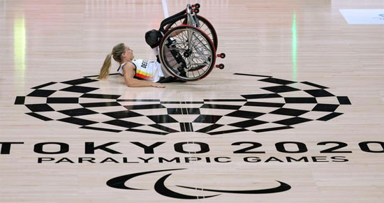 الألمانية سفينيا ماير مستلقية على الأرض في مباراة ربع نهائي كرة السلة على الكراسي المتحركة للسيدات