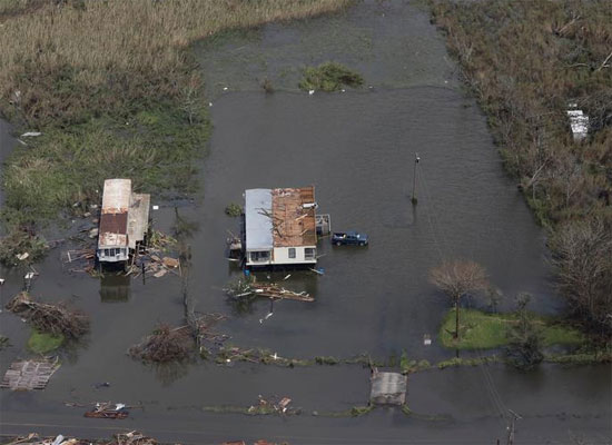 صورة جوية تظهر منازل مدمرة بعد أن ضرب إعصار إيدا ديس ألماندز ، لويزيانا