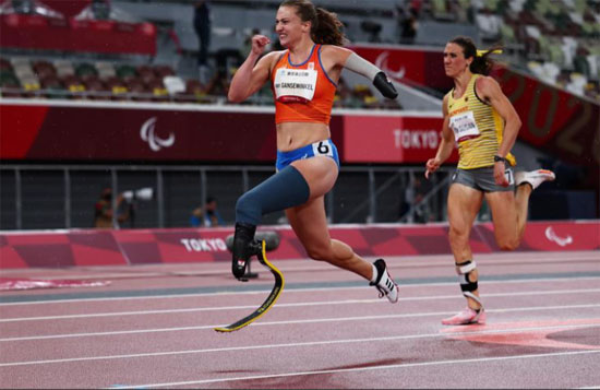 تتنافس الهولندية مارلين فان جانزوينكل والألمانية إيرمجارد بيسسان في نهائي سباق 200 متر
