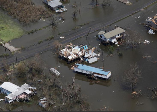 صورة جوية تظهر منازل مدمرة في منطقة غمرتها المياه بعد أن ضرب إعصار إيدا