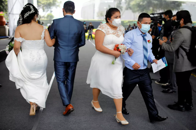 الأزواج خلال أول حفل زفاف جماعي منذ ظهور جائحة فيروس كورونا