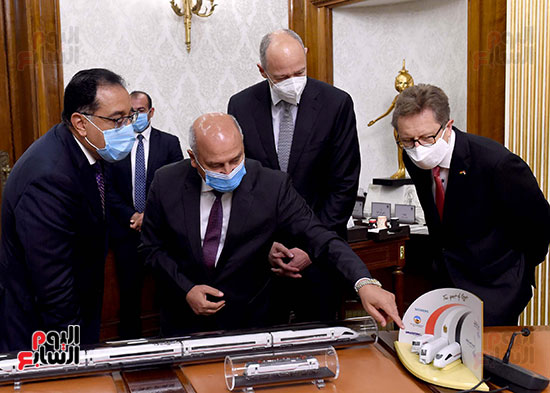 رئيس الوزراء يشهد توقيع عقد تصميم و تنفيذ وصيانة وتوفير تمويل الخط الأول من شبكة القطار الكهربائي السريع (9)