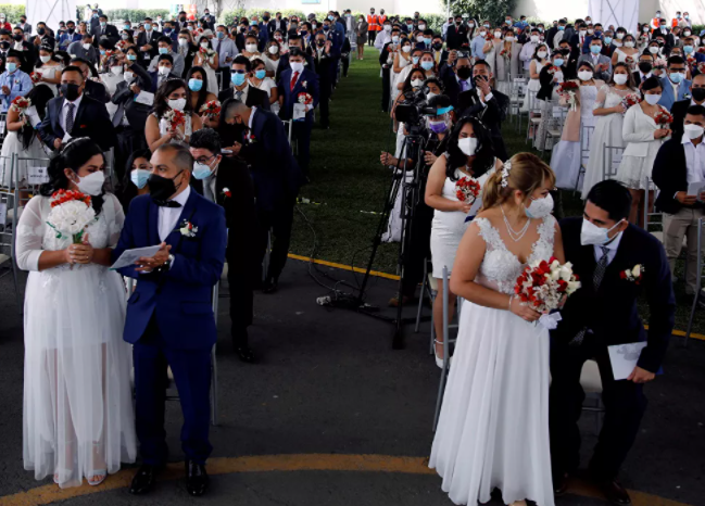 الأزواج خلال أول حفل زفاف جماعي منذ ظهور جائحة فيروس كورونا (2)