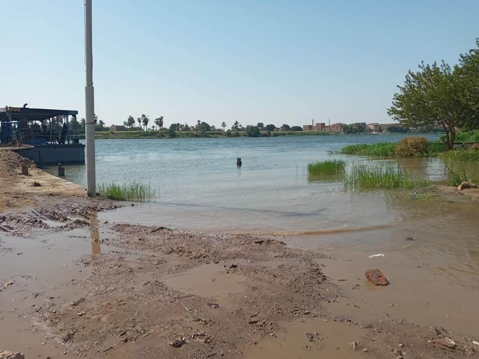 إعادة تأهيل طريق دير القصير fالقوصية بسبب ارتفاع منسوب نهر النيل (3)