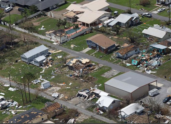جوية تظهر منازل مدمرة بعد أن ضرب إعصار إيدا غولدن ميدو ، لويزيانا