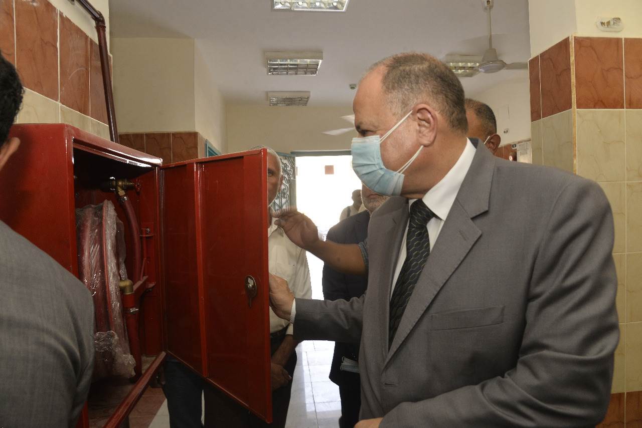 محافظ أسيوط ونائب رئيس جامعة الأزهر يتفقدان سير العمل بالمركز الطبي (5)