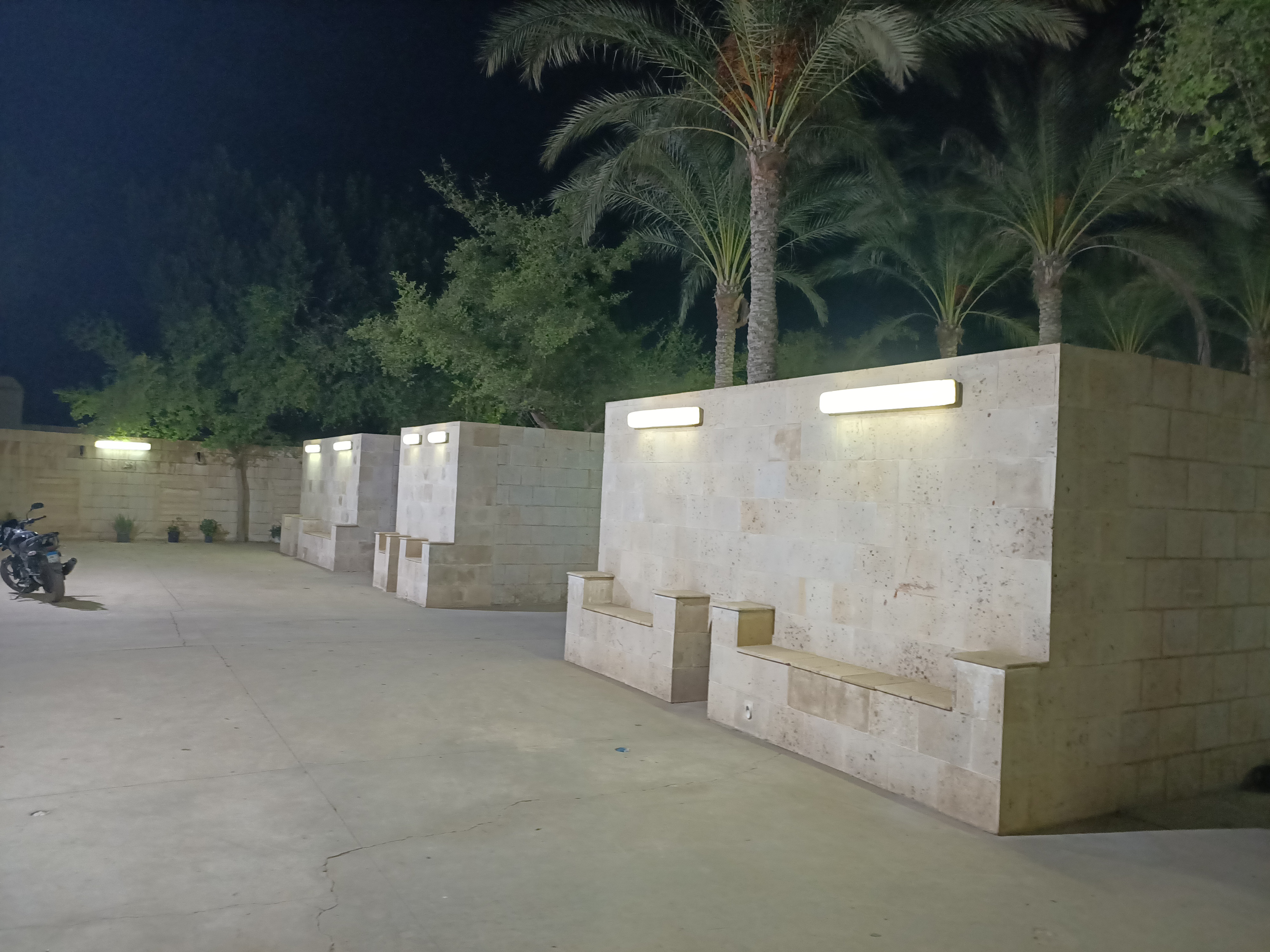 رجل الأعمال محمود العربي بنى 400 مقبرة للأهالى مجانا