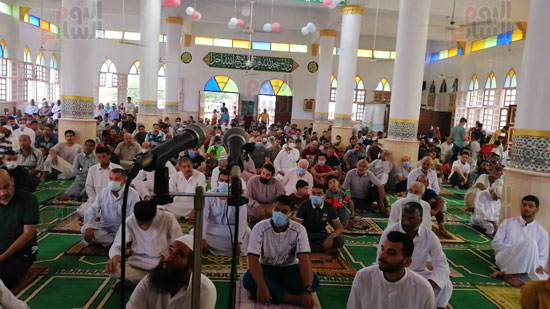 المصلون-بمسجد-سعيد-بن-عامر-بالعريش
