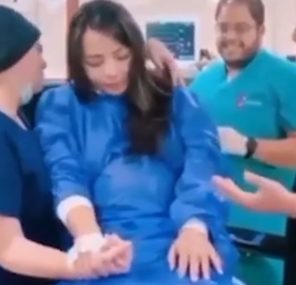 الاطباء يغنون للسيدة قبل العملية