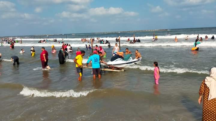 انتشار رجال الإنقاذ مع استمرار إقبال المواطنين على شاطئ بلاج رأس البر (2)
