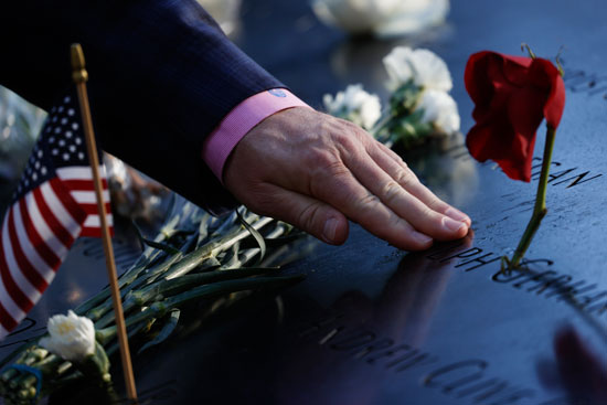 مواطن يلمس اسم ضحية في ذكرى 11 سبتمبر في الذكرى العشرين لهجمات