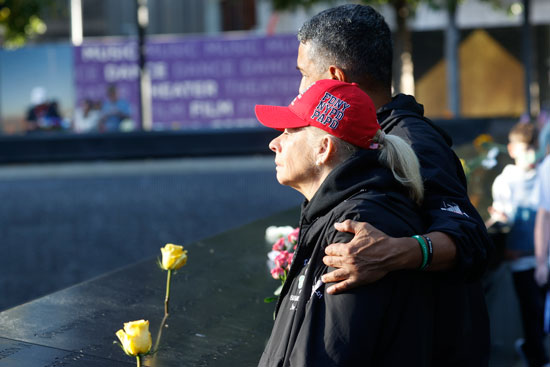 أحد افراد عائلة الضحايا يزور النصب التذكاري لأحداث 11 سبتمبر في الذكرى العشرين لهجمات