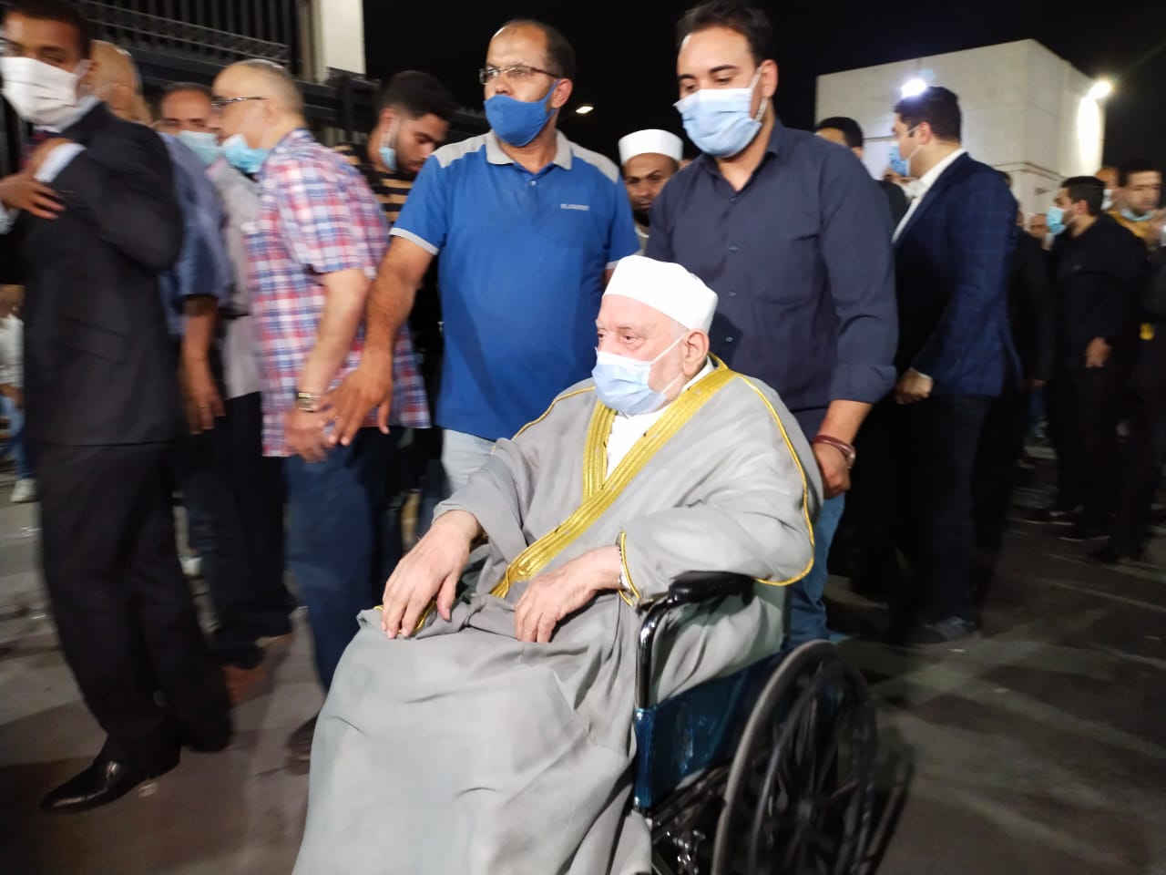 الدكتور أحمد عمر هاشم وزير الأوقاف الأسبق يشارك فى عزاء الراحل الحاج محمود العربى بمنطقة مصانع قليوب (1)