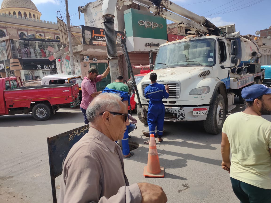حملات لتطهير بالوعات الصرف الصحى حملات لتطهير بالوعات الصرف الصحى
