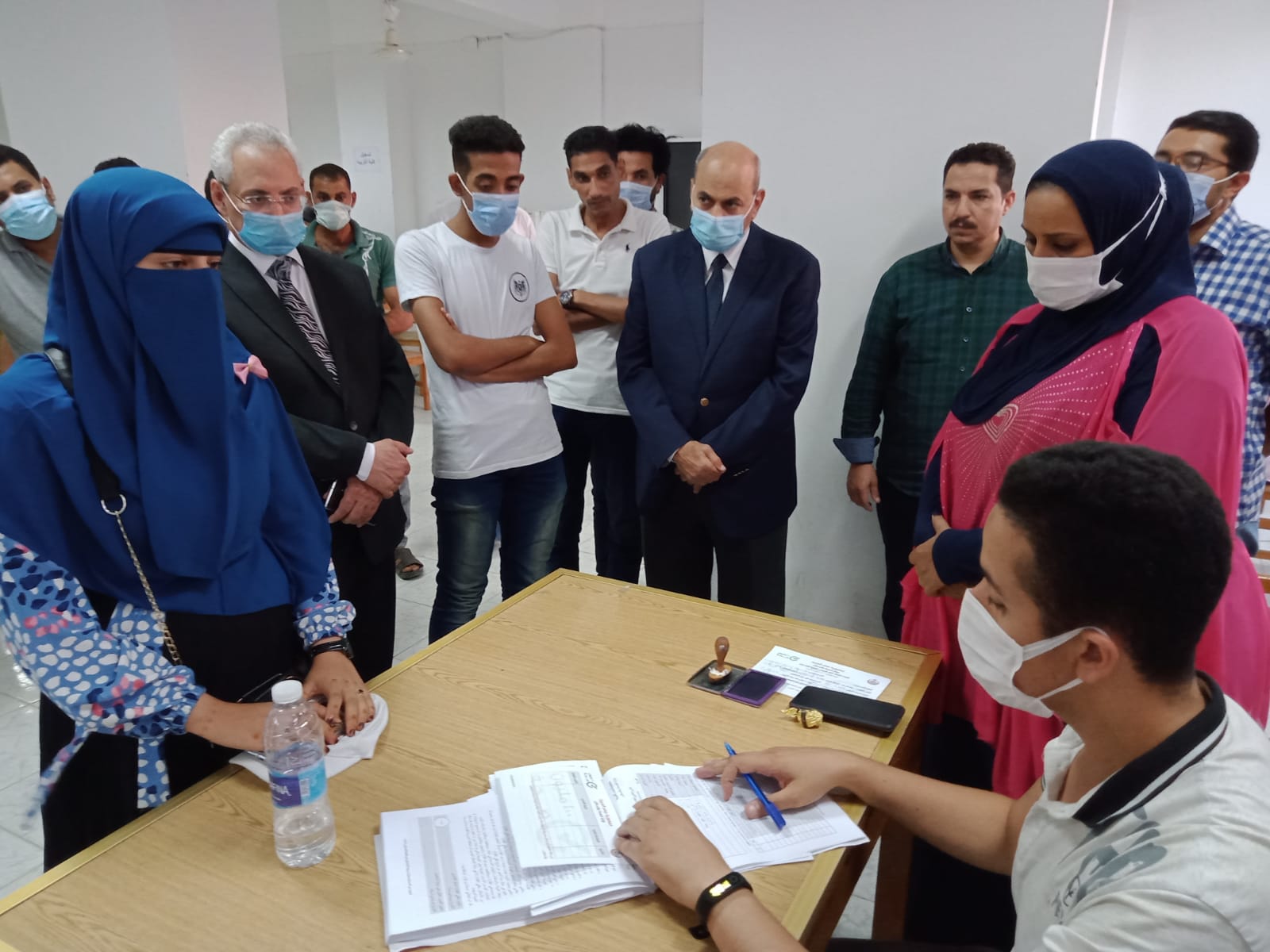 رئيس جامعة المنيا يتابع تسجيل بيانات الطلاب بمراكز اللقاح