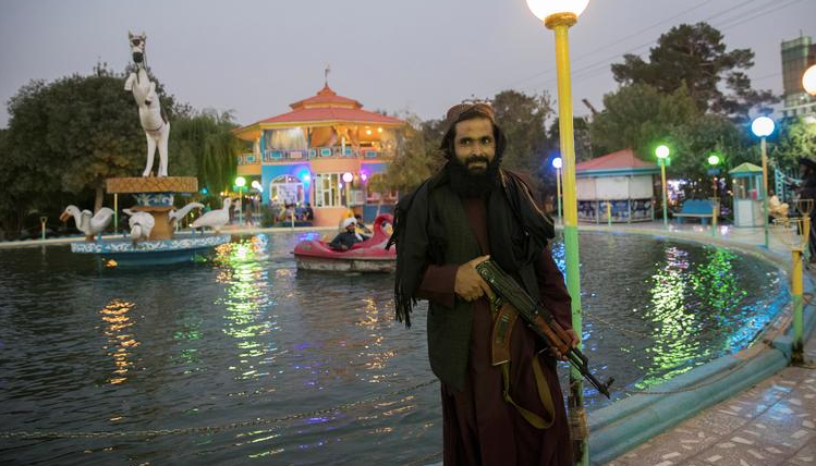 جندي من طالبان يقف في حديقة في هرات ، أفغانستان