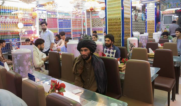 رجال أفغان في مطعم في هرات ، أفغانستان