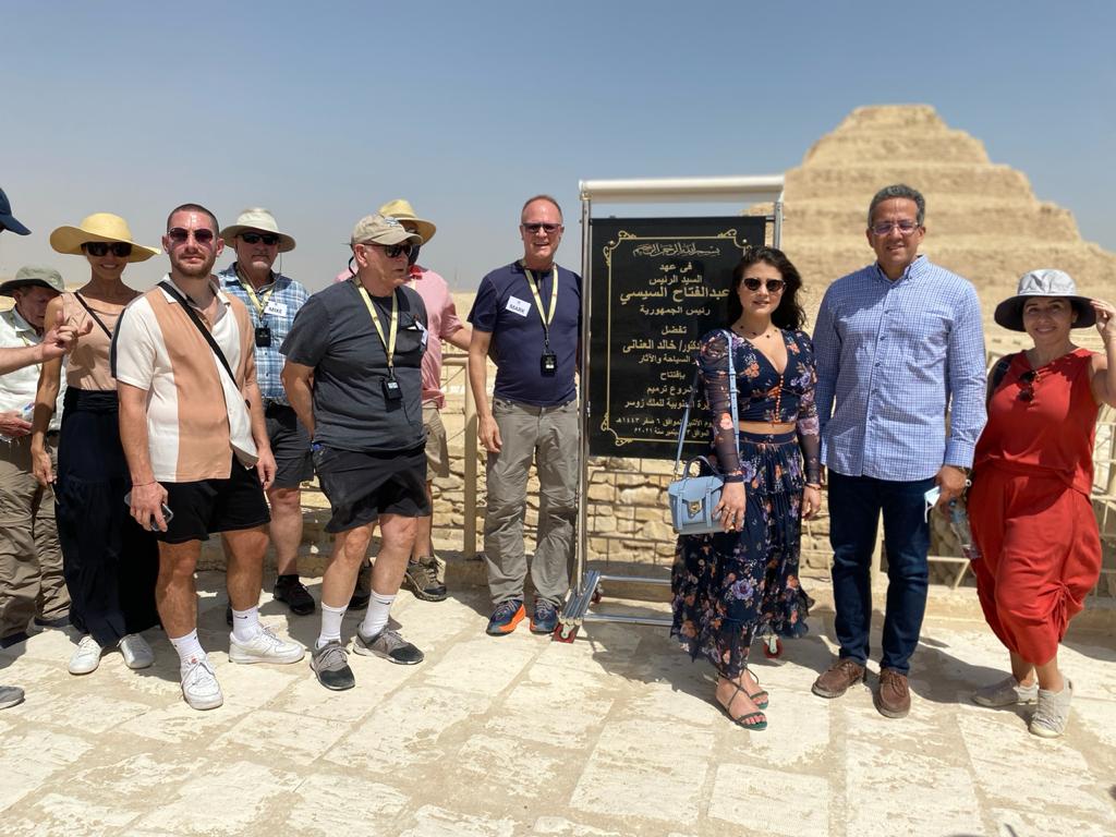 الدكتور خالد العناني ومجموعة من السائحين بعد افتتاح المقبرة الجنوبية