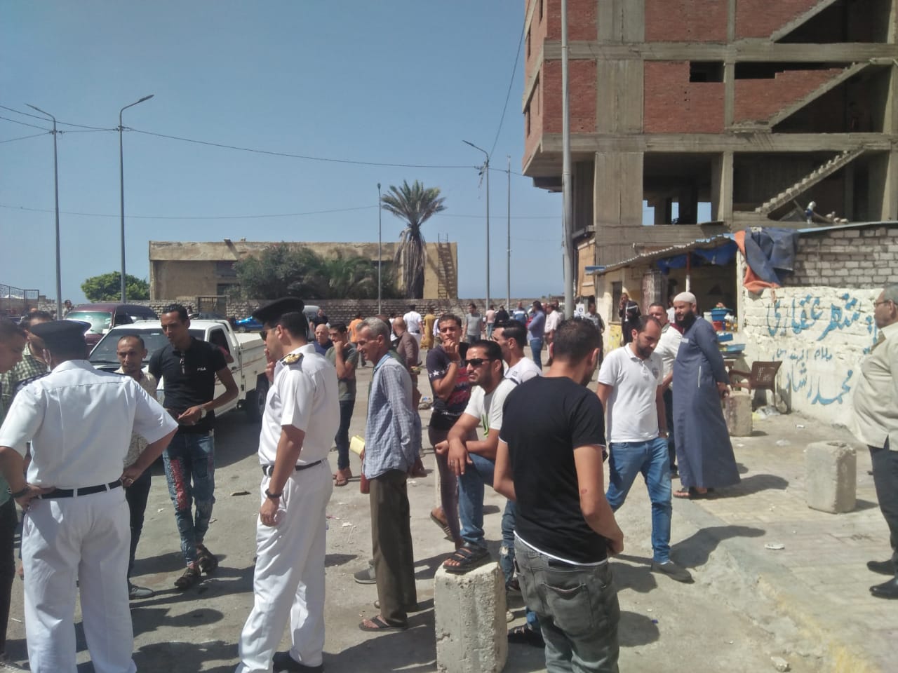 حملات مكبرة لإزالة الإشغالات بحي العجمي بالتنسيق مع شرطة المرافق