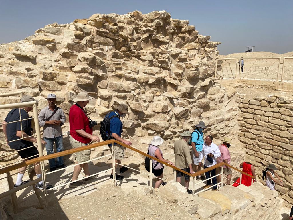 مجموعة من السائحين أثناء زيارتهم للمقبرة