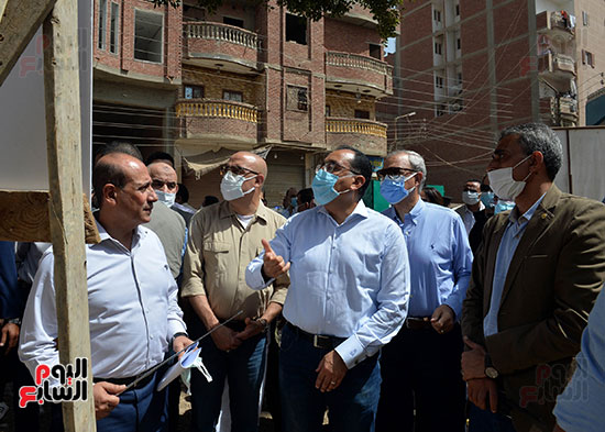 الدكتور مصطفى مدبولى رئيس الوزراء يتفقد قرى مركز شيبين القناطر (3)