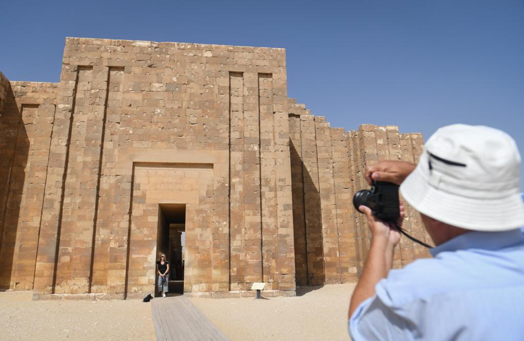 السائحون حرصوا على التقاط الصور التذكارية