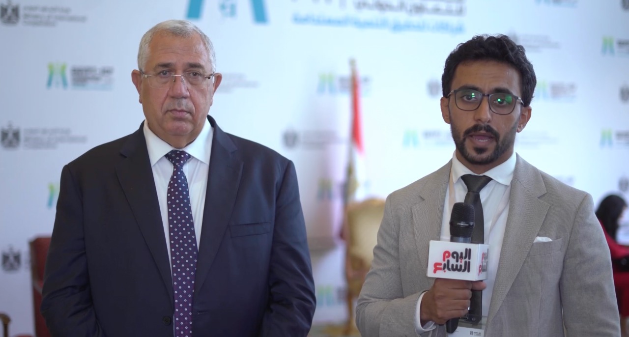 وزير الزراعة السيد القصير والزميل الصحفي محمد أسعد  (1)